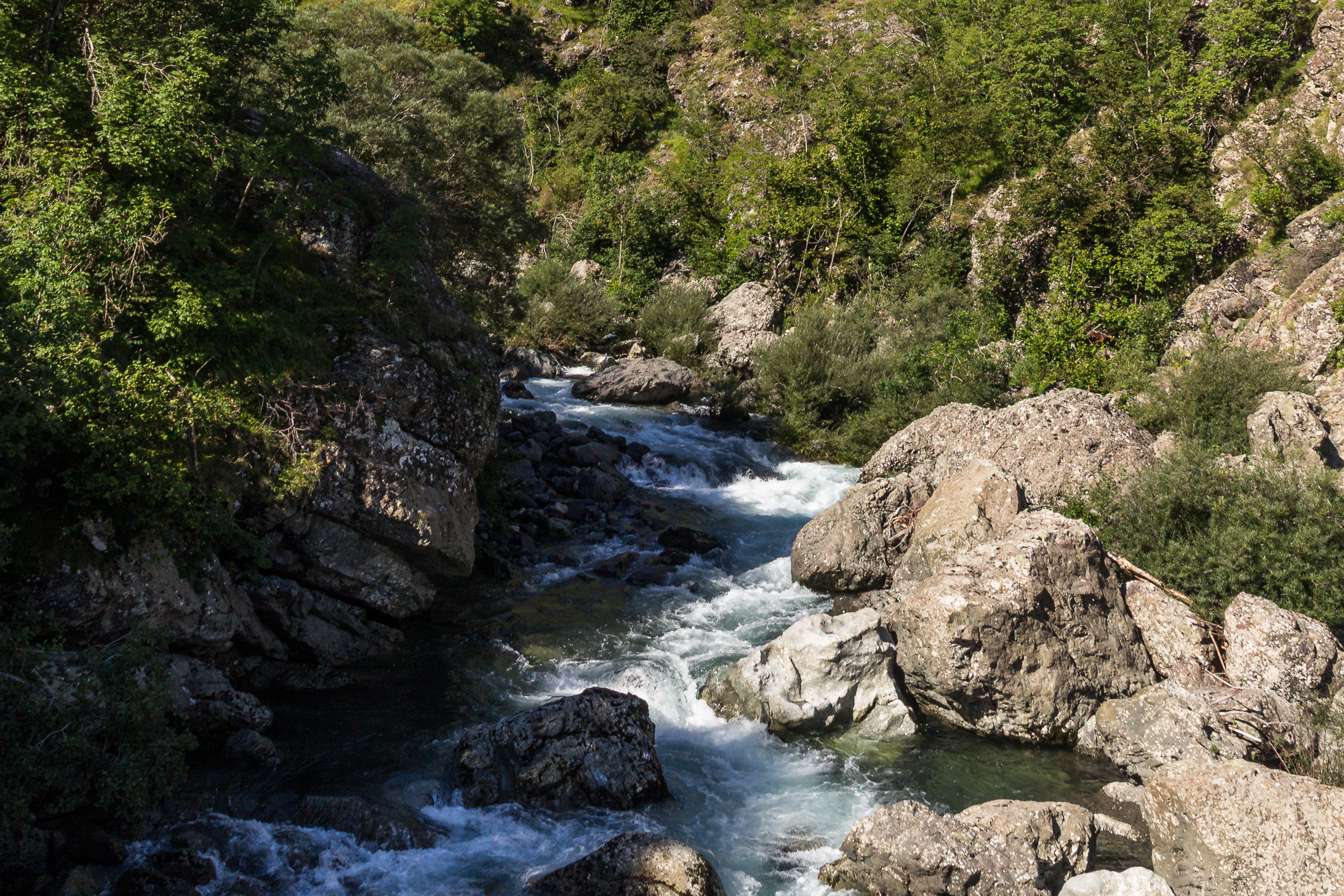 Abfahrt durchs Aveto-Tal – der Fluss rauscht durch enge Schluchten